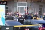 Озброєний чоловік взяв заручника в банку, будівлю оточили: кадри з місця НП