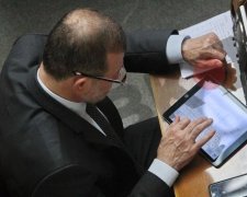 Планшет Балоги: как депутат выступление Порошенко "разнес" (фото)