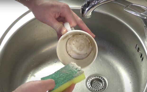 Як очистити чашку від нальоту. Фото: скрін youtube