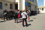 Погроми на Лісовий: активістів везуть до суду, до будівлі підтягуються радикали