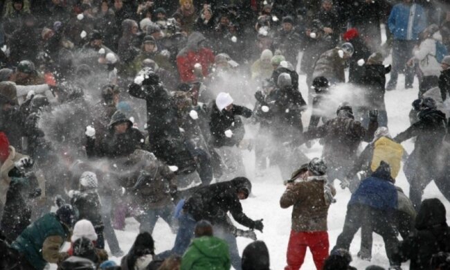 Харків'яни викликали поліцію через снігову битву студентів (відео)