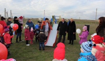 В Криму відкрили дитячу гірку посеред руїн (фото)