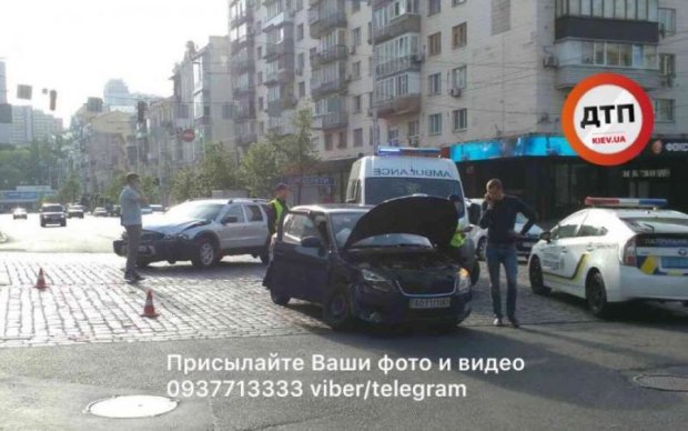 Два авто ухитрились столкнуться в полупустом центре Киева