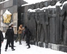 У Львові нарешті знесли стелу Монумента слави: не пройшло і року
