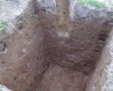 Чоловік сам себе поховав в зливній ямі