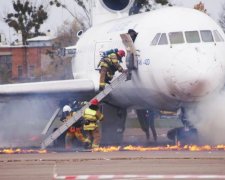 Літаки на швидкості протаранили один одного за крок до аеропорту: відео