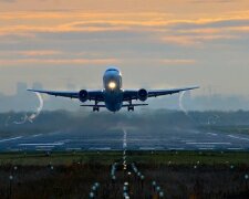 Развернулся над Днепром: самолет из Польши решил не приземляться в Запорожье