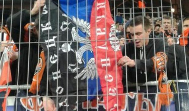 На матче "Шахтера" с французским ПСЖ сожгли флаг "ДНР"