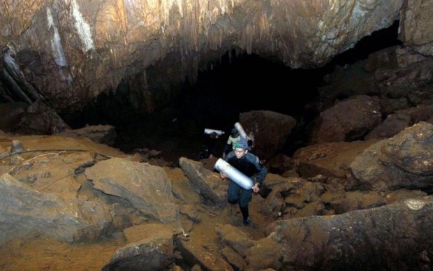 З печери в Таїланді врятували восьму дитину, операцію зупинили