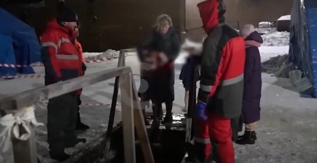 Мальчика заставили искупаться в ледяной проруби при -26: ребенок вырывался и плакал, но мама была неумолимой