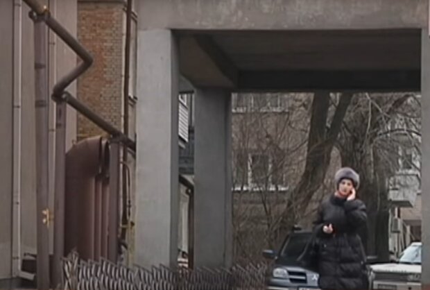 Женщина осталась без дверей из-за отказа продать квартиру соседям - "Сорвал с петель и пинал по улице"