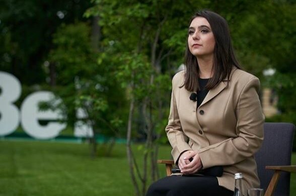 Прессекретарка Зеленського Мендель засвітила "кучерявку" - "Пухнаста"