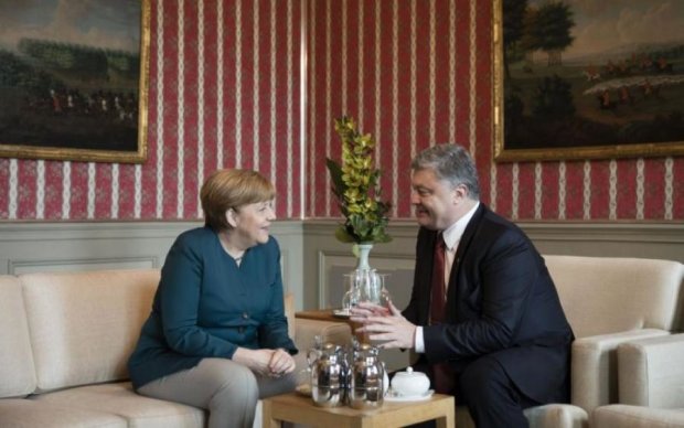 Порошенко поблагодарил Меркель за развод с "совком"
