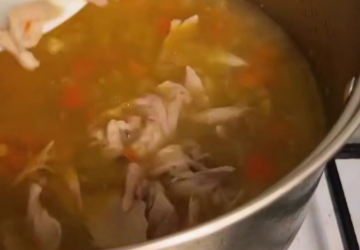 Куриный овощной суп, кадр из видео