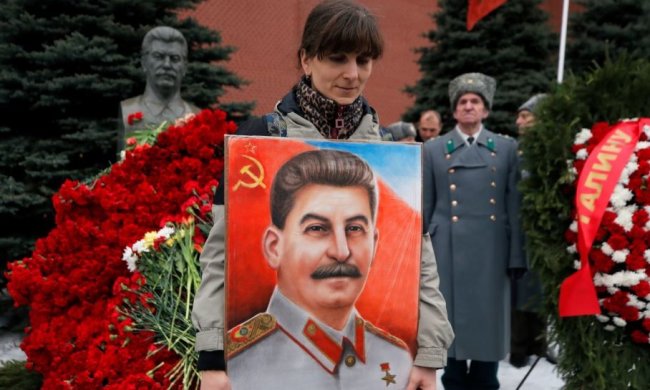 Центр Києва заполонили портрети Сталіна та Жукова, українці лютують: "Вилазить всяка нечисть з усіх щілин", відео
