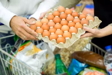 Люди, покупающие яйца в магазине