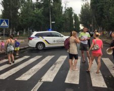 Трое госпитализированы: водитель "разогнал" митинг весьма радикальным способом