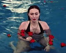 Маша Полякова, кадр з кліпу на пісню "Summer Party"