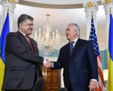 Крепкое рукопожатие: в сети показали встречу Порошенко с Тиллерсоном