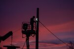 Аварійні бригади відновлюють електропостачання після обстрілів