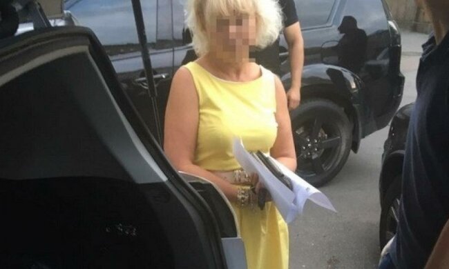 Чиновницю "накрили" на хабарі просто біля міністерства