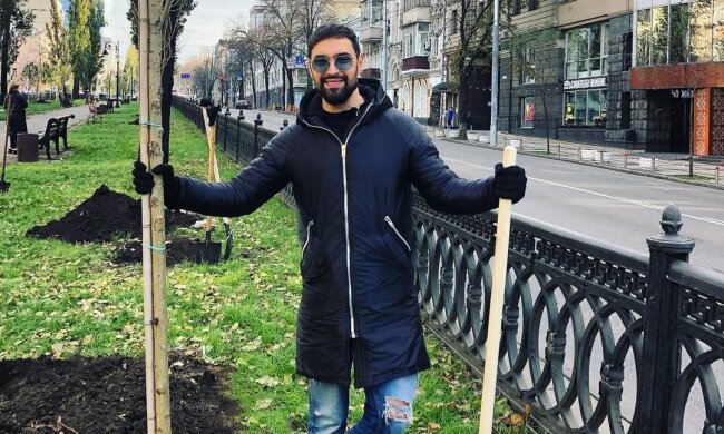 Козловский не налюбуется на свое отражение в зеркале в странном прикиде