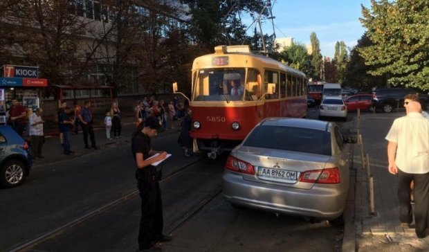 Черговий "геній парковки" заблокував трамвай у Києві