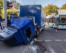 У Дніпрі фура "з'iхала з глузду", водій не впорався: зупинив стовп