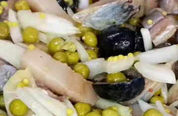 Салат с сельдью, кадр из видео