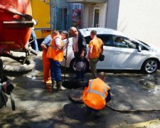 Центр Киева заливает зловонными потоками, у людей сводит челюсти