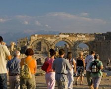 Сотні російських туристів викинули з турецького готелю