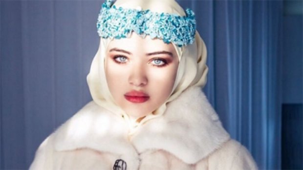 Чеченці засудили модель за рекламу хіджабу