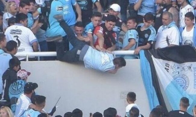 В Аргентине погиб фанат, упав с трибуны во время драки