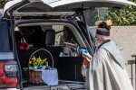 Священник окропив парафіян з іграшкового пістолета, фото: facebook.com/stambroseparish