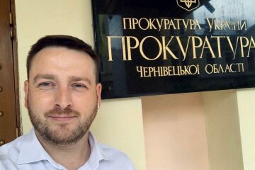 В Черновцах слуга народа Бешлей спустил 50 тысяч на сломанные лавочки и клумбы без цветов