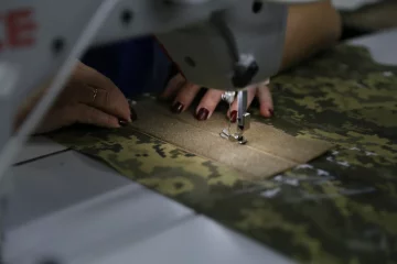 Дитяча броня, кераміка та рідкий азот: повний цикл створення українського бронежилета – від поліетилену до фронтових тестів