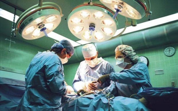 Хірурги витягли зі шлунка китайця 87 цвяхів
