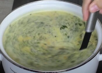 Зеленый борщ со сметаной. Фото: youtube
