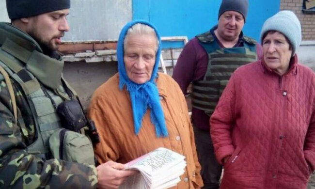 Военные привезли пенсионерам Донбасса украинские газеты (фото)