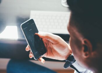 смартфон в руках, фото Pxhere