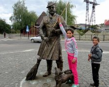 Вандалы облили краской памятник рому в Мукачево (фото)