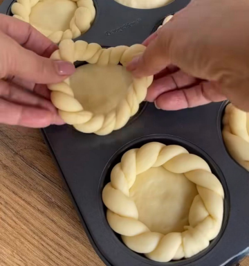 Булочки с творожным сыром и вишнёвым конфи: фото скрин рецепта