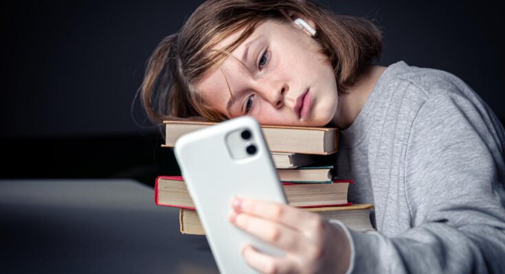 "Воспитываем тупое поколение": в школах начались скандалы из-за смартфонов у детей