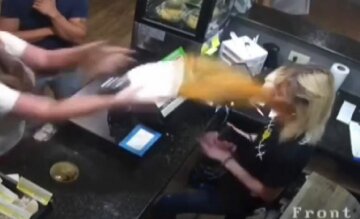 Американка вылила суп в лицо менеджеру, скриншот: YouTube