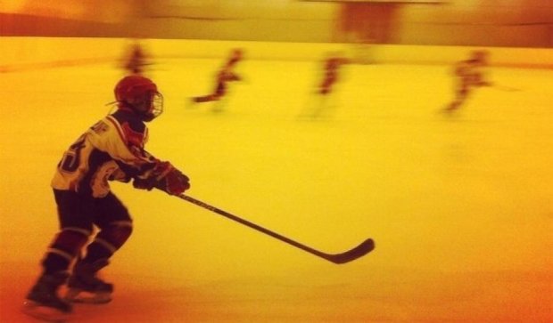 Російські школярі до смерті забили юного хокеїста у роздягальні
