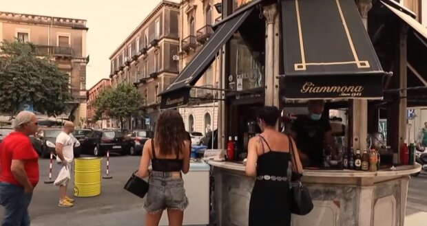 Люди на улицах, скриншот: Youtube