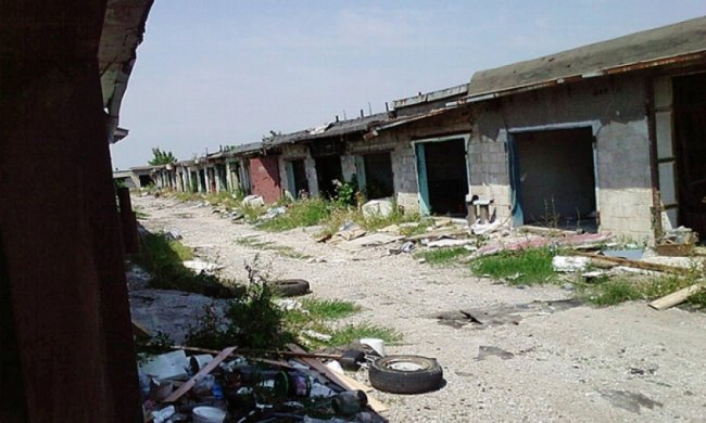 Боевики раскрали металлические ворота под аэропортом Донецка