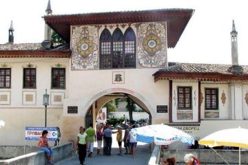 Нічого святого: Росія знищує унікальний палац у Криму