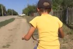 Підліток на велосипеді, кадр з відео