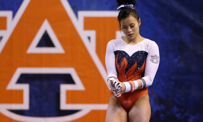 Гимнастка сломала обе ноги во время трюка: от видео может стать больно